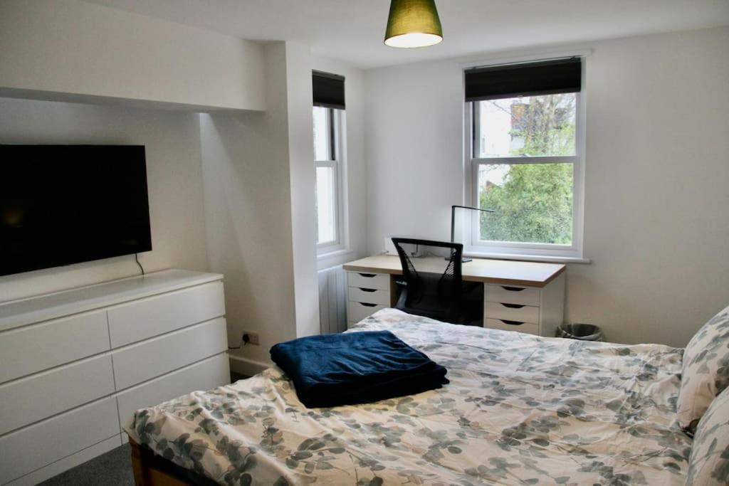 Vernon Place Town Centre, Vernon Cottage 3-Bed With Parking, 1A Vernon Court 2-Bed With Parking, 1B Studio No Parking, Off The High Street Next To Sandford Park Cheltenham Exterior foto
