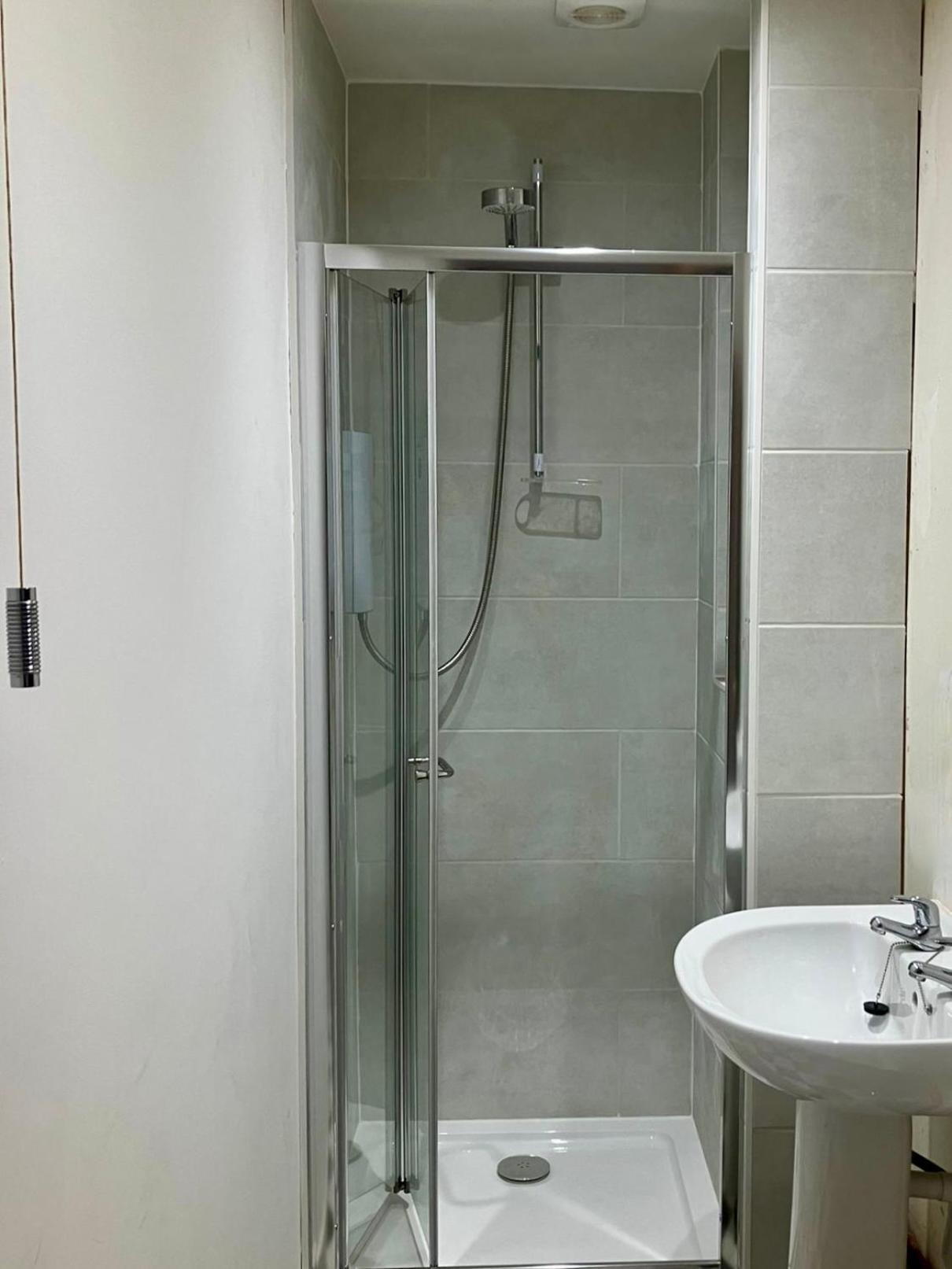 Vernon Place Town Centre, Vernon Cottage 3-Bed With Parking, 1A Vernon Court 2-Bed With Parking, 1B Studio No Parking, Off The High Street Next To Sandford Park Cheltenham Exterior foto